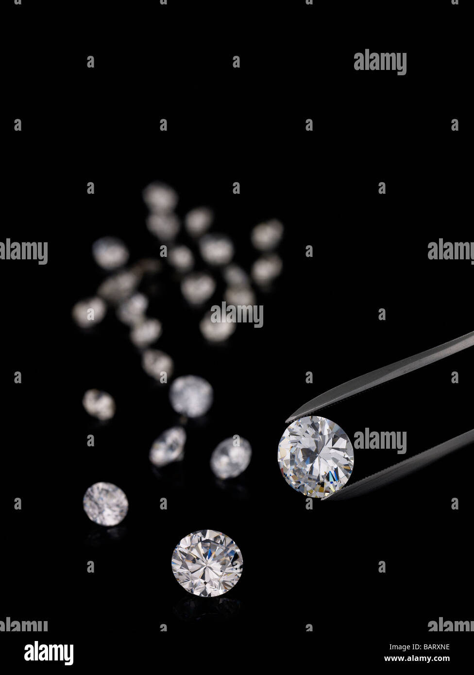 Pinzetten und geschliffenen Diamanten auf schwarzem Hintergrund Stockfoto