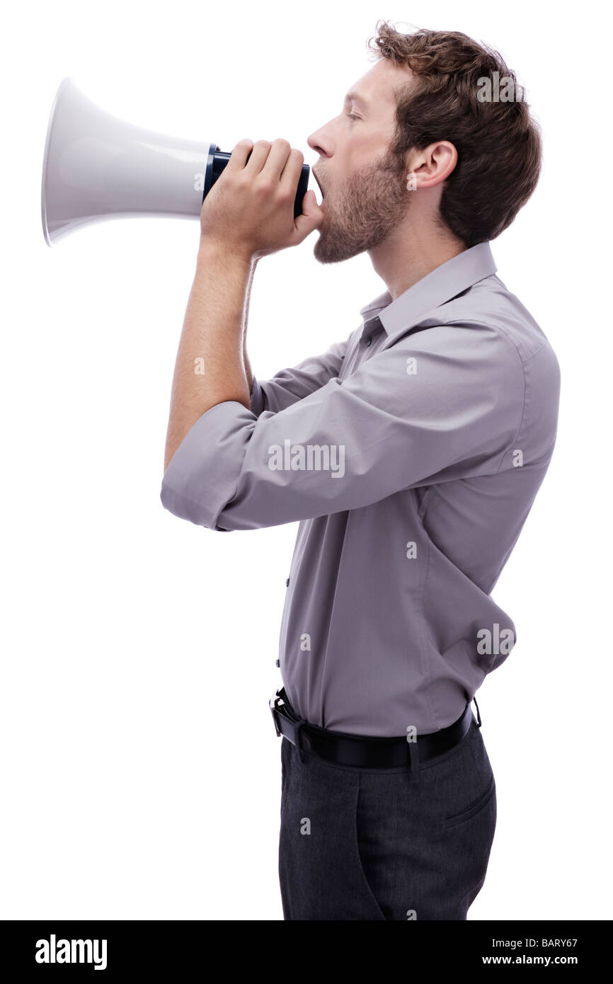 Junger Mann mit Megaphon, Seitenansicht, portrait Stockfoto