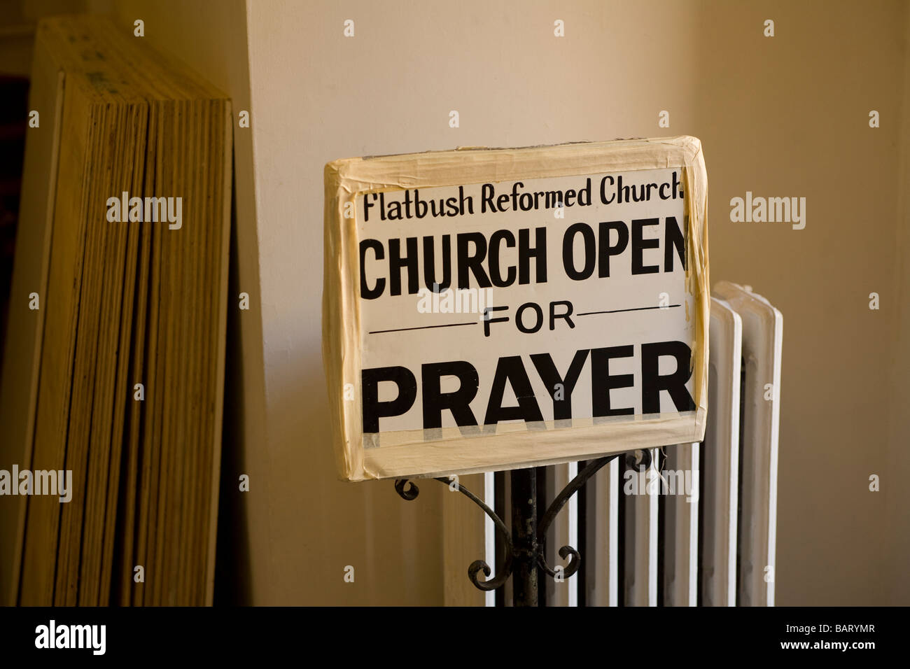 Melden Sie sich im Inneren der Kirche Foyer der Flatbush Dutch Reformed Church in Brooklyn, New York, eine der ältesten Kirchen im Großraum New York Stockfoto