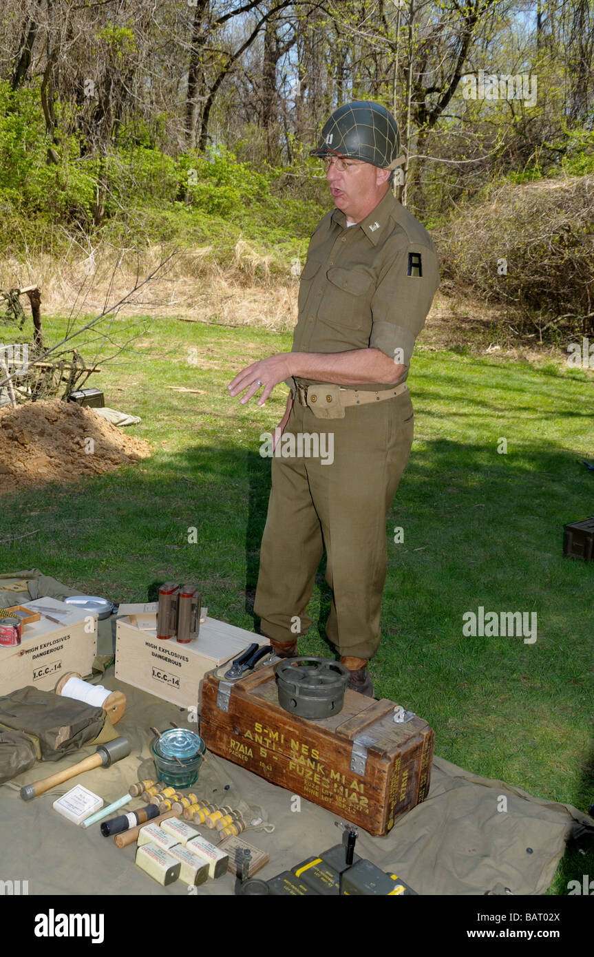 Ein Soldat zeigt die verschiedenen Arten von Minen, die im ersten Weltkrieg verwendet, während ein Reenactment in Glendale, Maryland Stockfoto