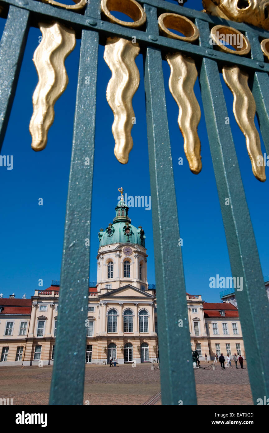 Blick auf Schloss Charlottenburg Palast durch reich verzierte vergoldete Geländer in Berlin Stockfoto