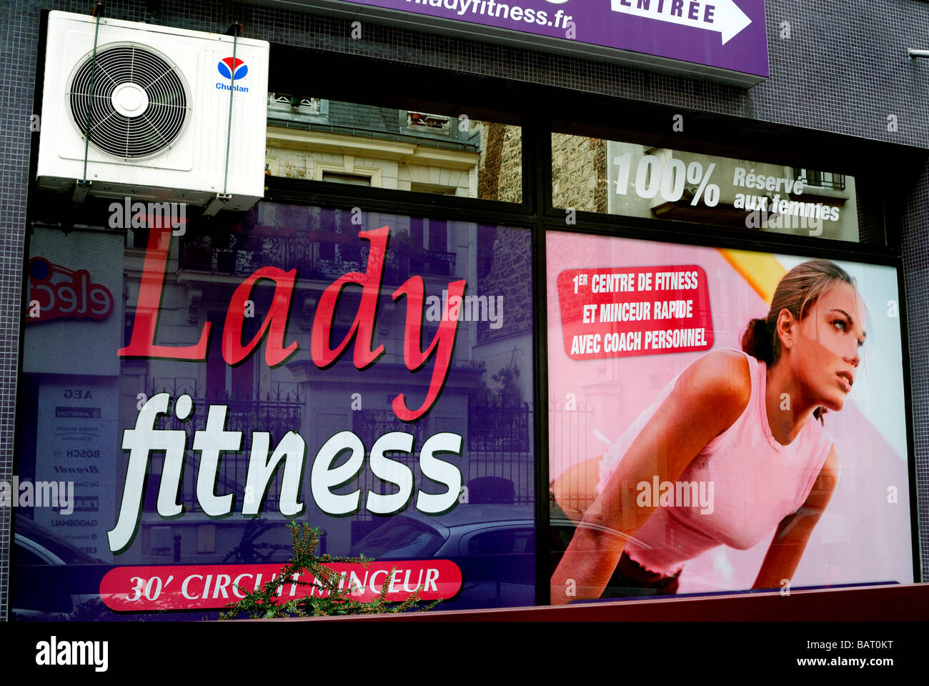 Paris Frankreich, Außenansicht der Frauen Fitnessstudio, Zeichen, französische Werbung, Plakat, "Ladyfitness", Schaufenster, Commercial ad Stockfoto