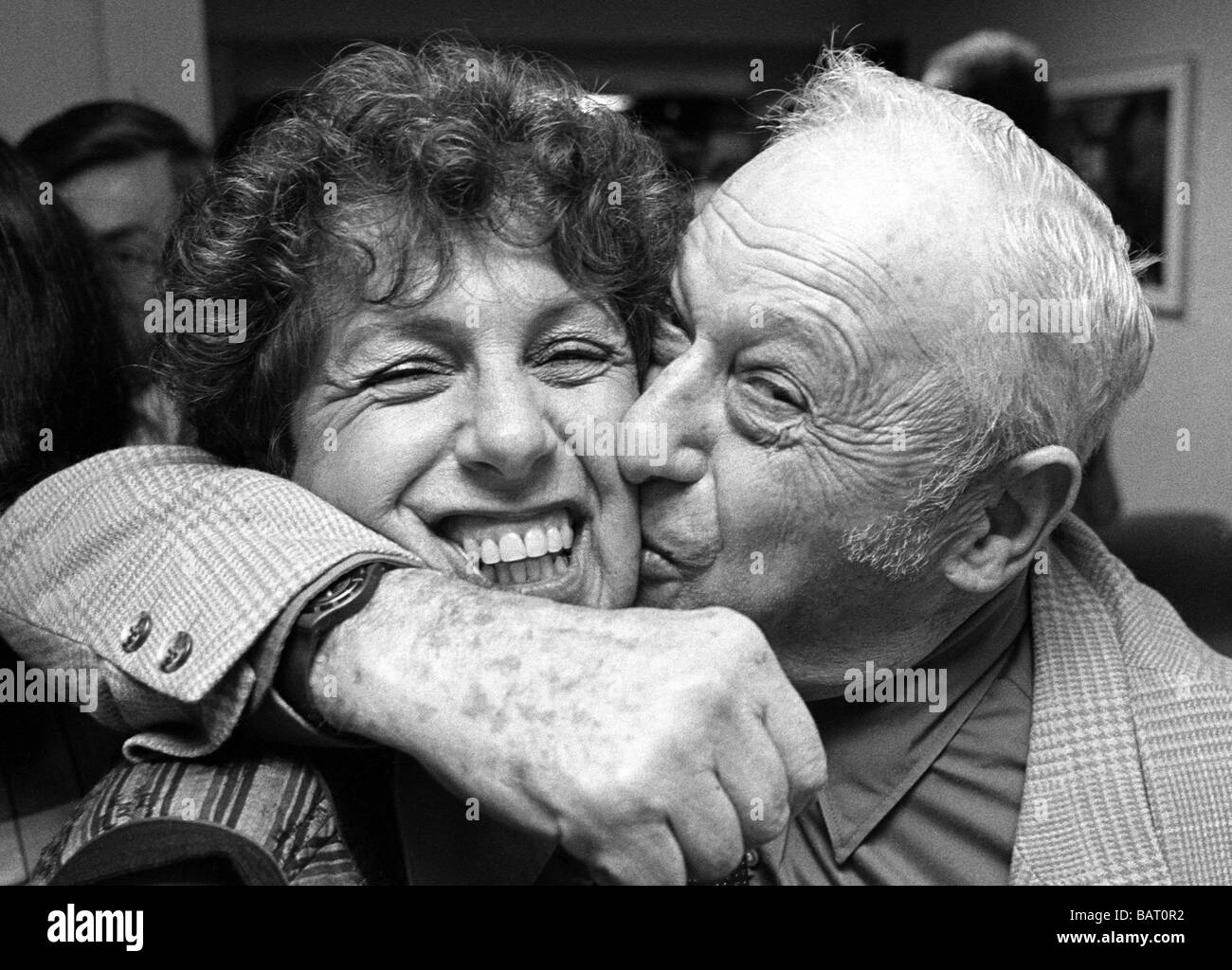 Mann gibt einen dicken Kuss auf seine Frau in einem Seniorenzentrum in Brooklyn New York Stockfoto
