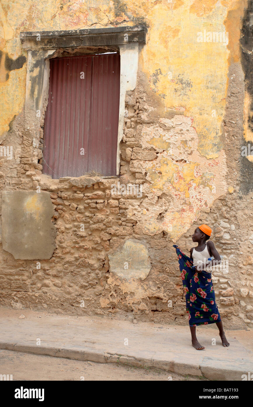 Afrikanische Mädchen auf Ilha Mosambik Blick auf eine alte windowframe Stockfoto