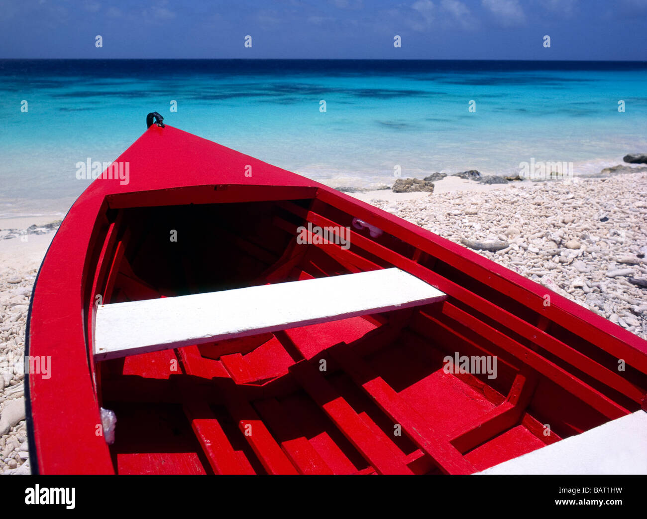 Rotes Fischerboot am Strand Kralendijk, Bonaire, Niederländische Antillen Stockfoto
