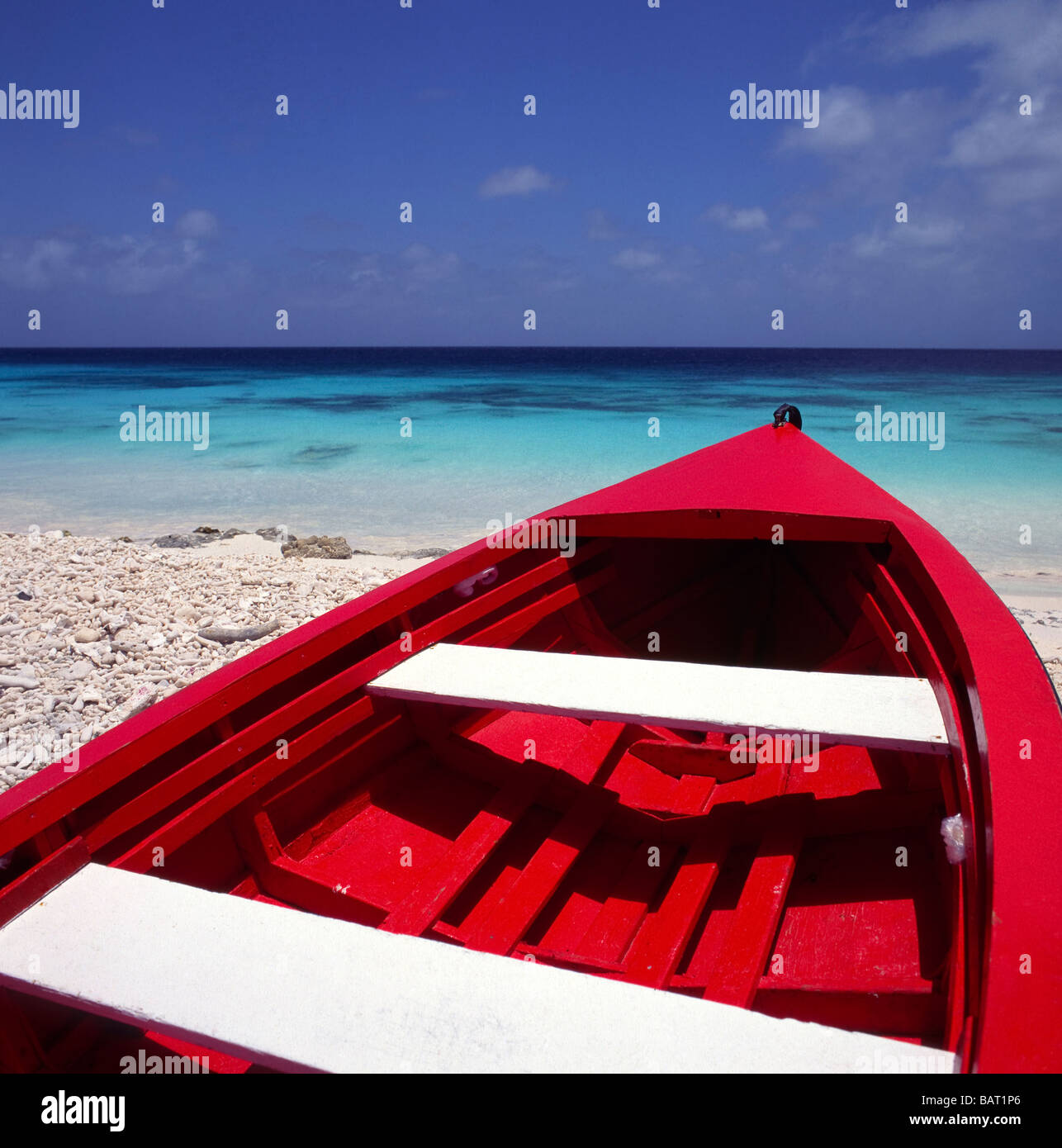 Rotes Fischerboot am Strand Kralendijk, Bonaire, Niederländische Antillen Stockfoto