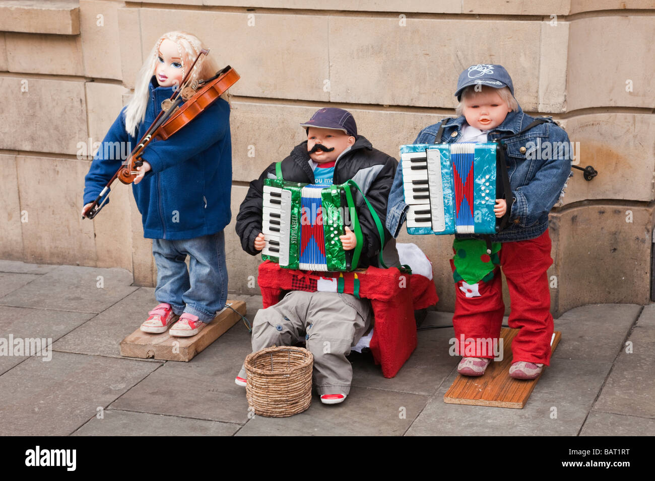 Großbritannien UK Europa drei Puppen, Straßenmusiker spielen Musikinstrumente außerhalb Stockfoto