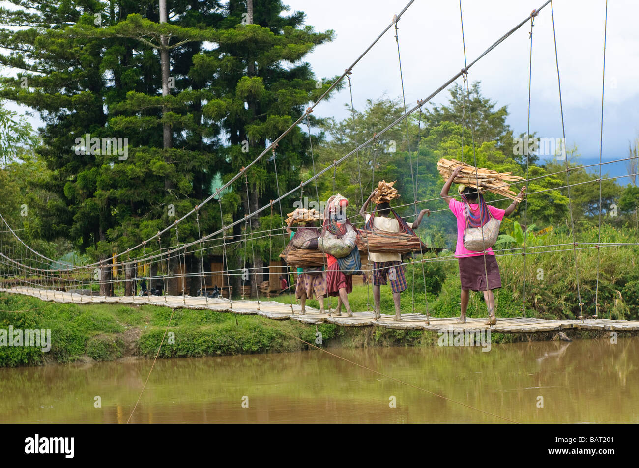 Papua Frauen Brücke Wamena Papua Indonesien Stockfoto