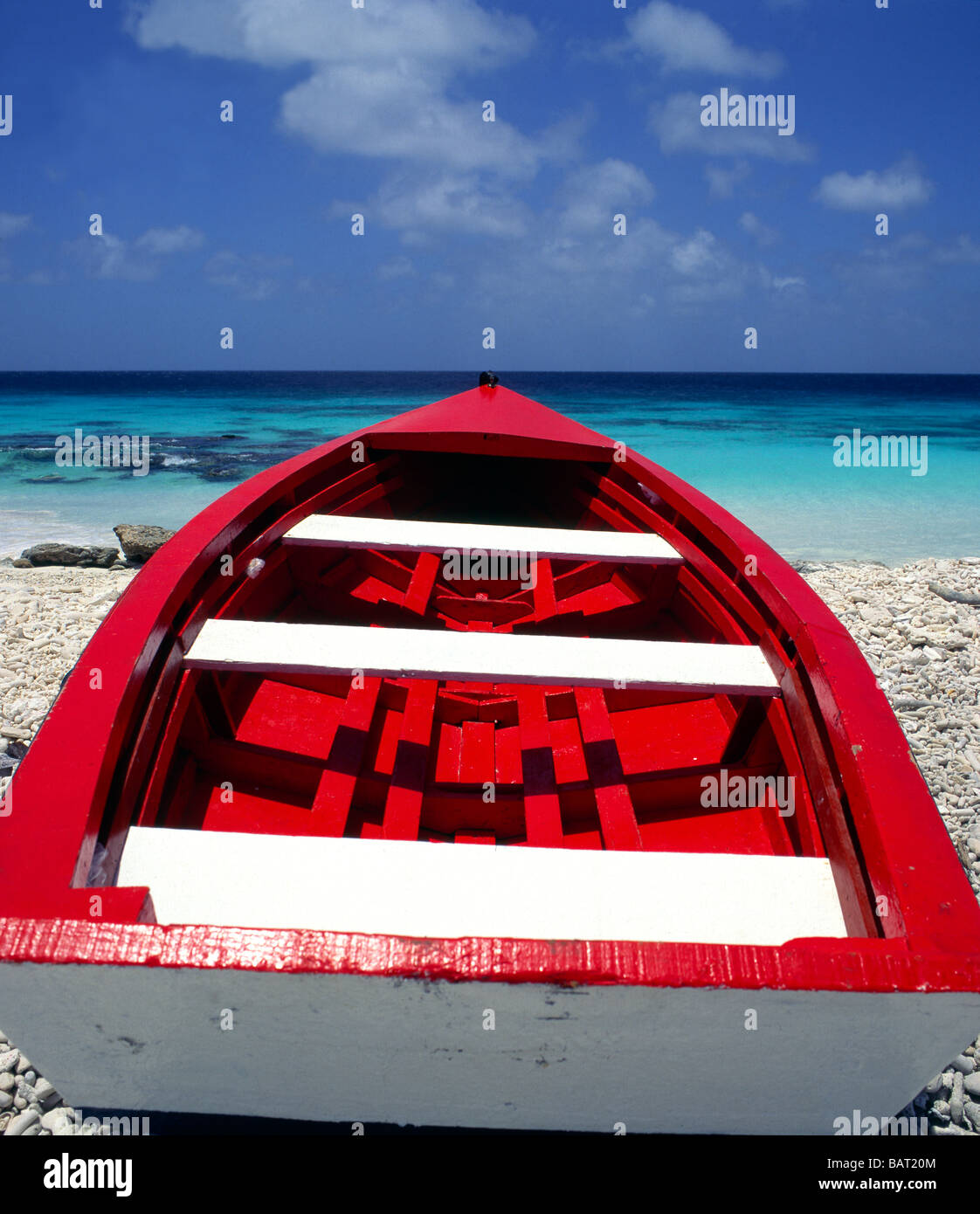 Rotes Fischerboot am Strand Kralendijk, Bonaire, Niederländische Antillen Stockfoto