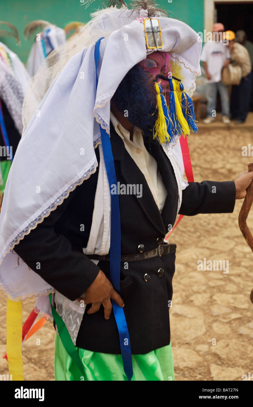 Lokale Tänzer in Tracht beim Festival in Apolo Bolivien Stockfoto