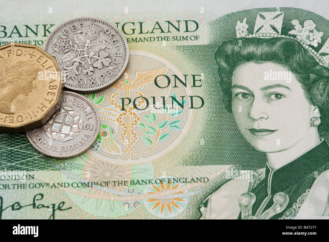 Alten britischen ein-Pfund-Note mit Pre-decimal Reichsmünzen in Nahaufnahme. England, UK, Großbritannien Stockfoto