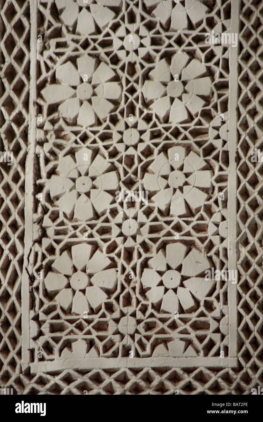 Typisch marokkanische Stuck Arbeit/Detaillierung der marokkanischen Stuck/Putz an Wand, Fes, Marokko. Stockfoto