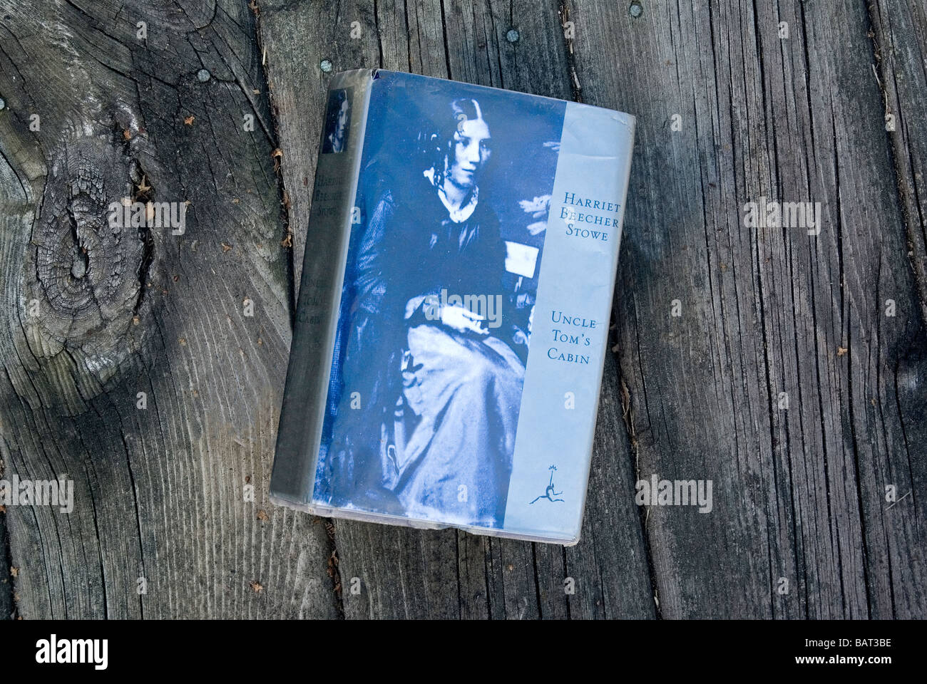Buch Onkel Toms Cabin von Harriet Beecher Stowe auf rustikalen Holz Stockfoto