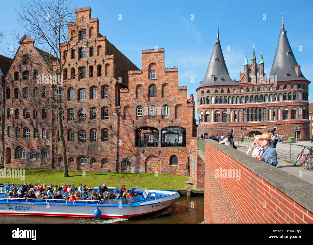 alte Salz Lagerhäuser und Holstentor in Lübeck in Schleswig-Holstein im Norden Deutschlands Stockfoto