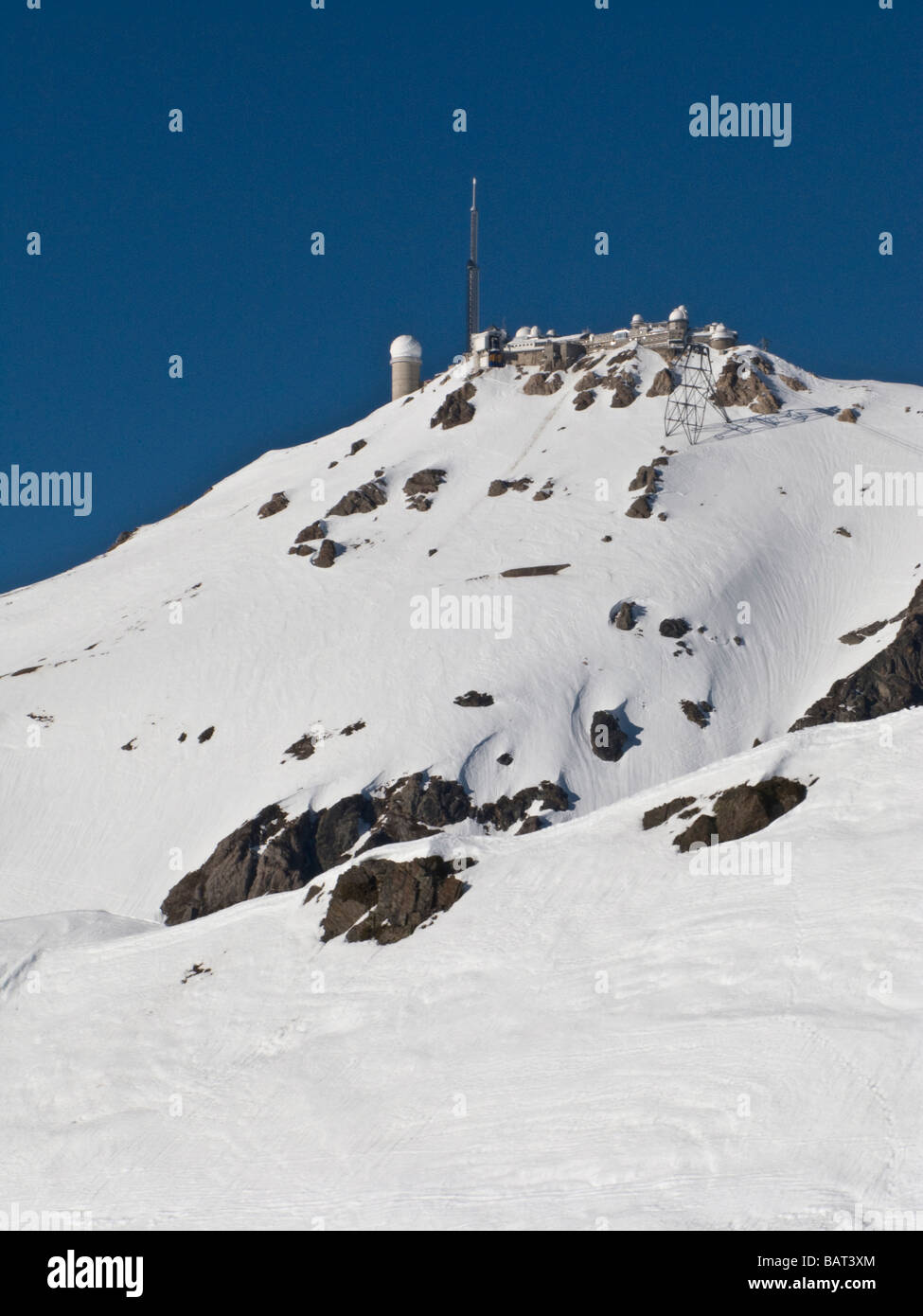 Observatorium auf dem Gipfel des Berges Pic du Midi de Bigorre in der Gebirgskette der Tourmalet, Pyrenäen, Frankreich. Stockfoto