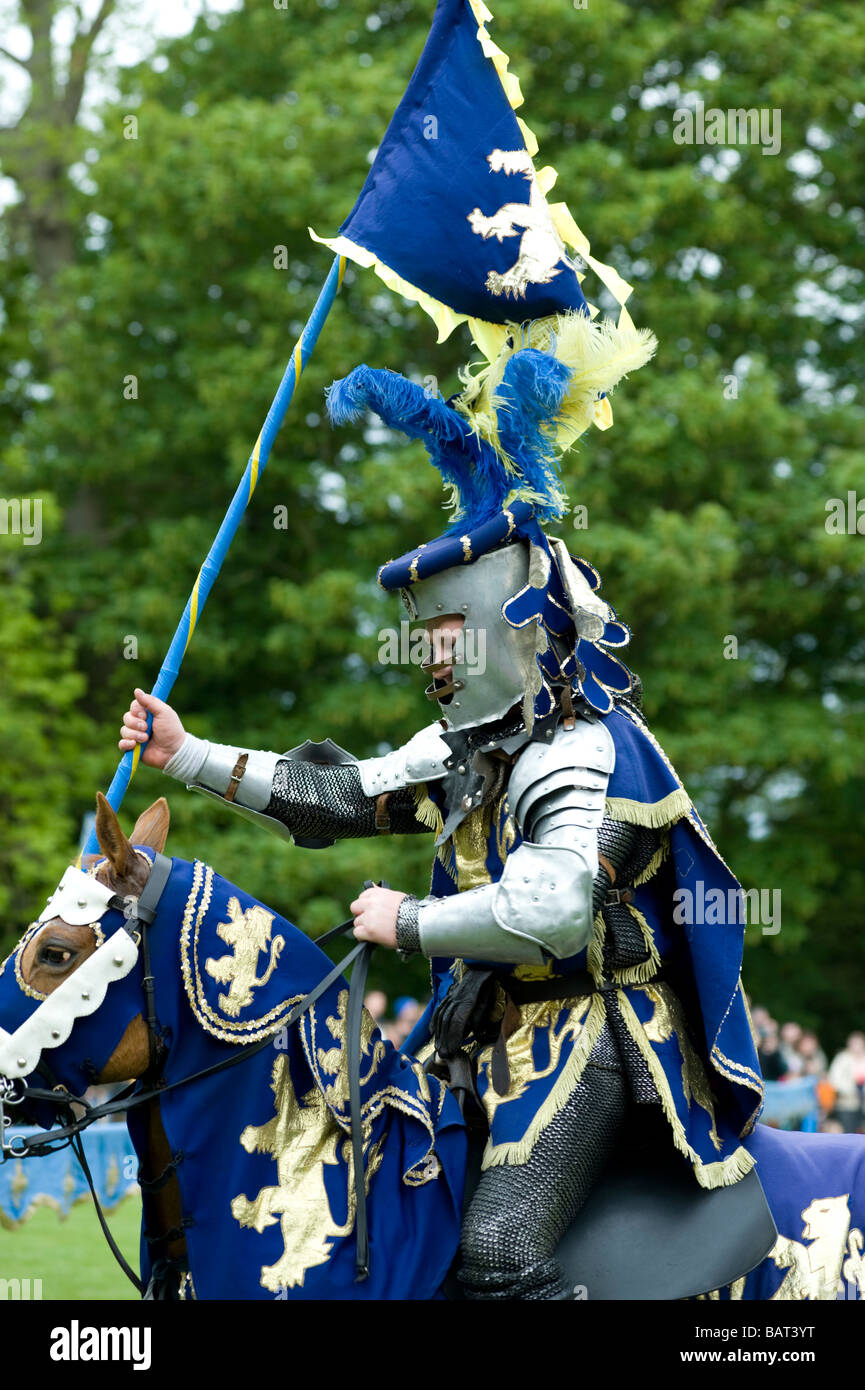 Blauen Ritter im mittelalterlichen Ritterturnier statt auf Hedingham Castle, Essex, England. Stockfoto