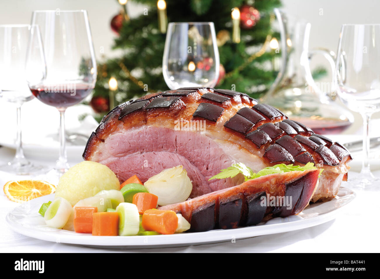 Schweinebraten Sie mit knisternden, Kartoffelknödel und Gemüse auf Teller Stockfoto