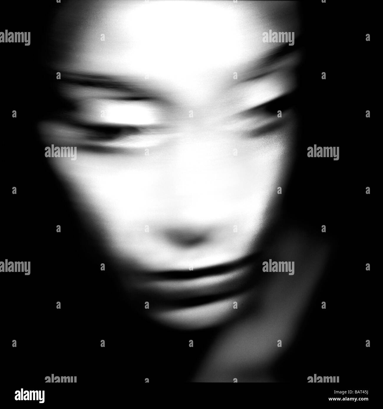 schwarz / weiß abstrakt Nahaufnahme von einem Mädchen Gesicht Schuss mit einer langen Verschlusszeit so die Funktionen verschwimmen Stockfoto