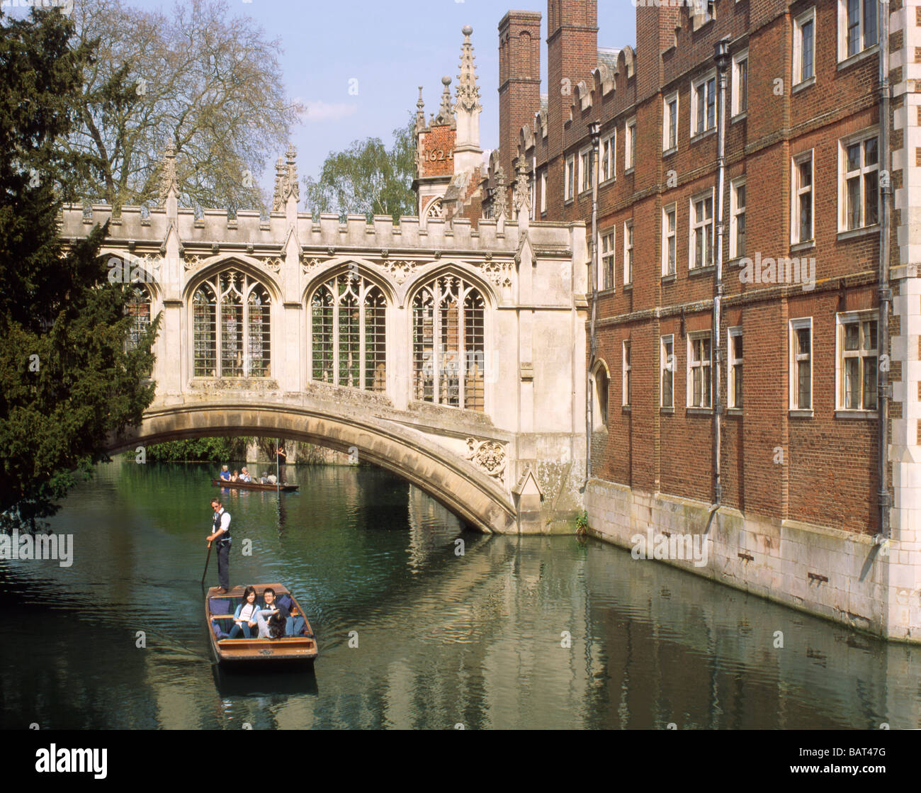 England Cambridge Stechkahn fahren auf dem Rücken von StJohns college Stockfoto