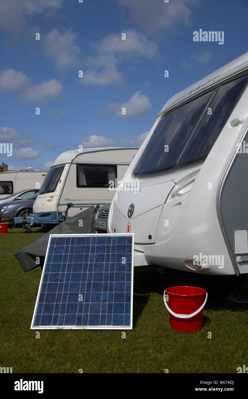 Solarpanel grüne Energie auf einen Aufenthalt mit Wohnwagen und Wohnmobile auf einem Wohnwagenplatz im Landkreis armagh in Nordirland vereinigtes Königreich Stockfoto