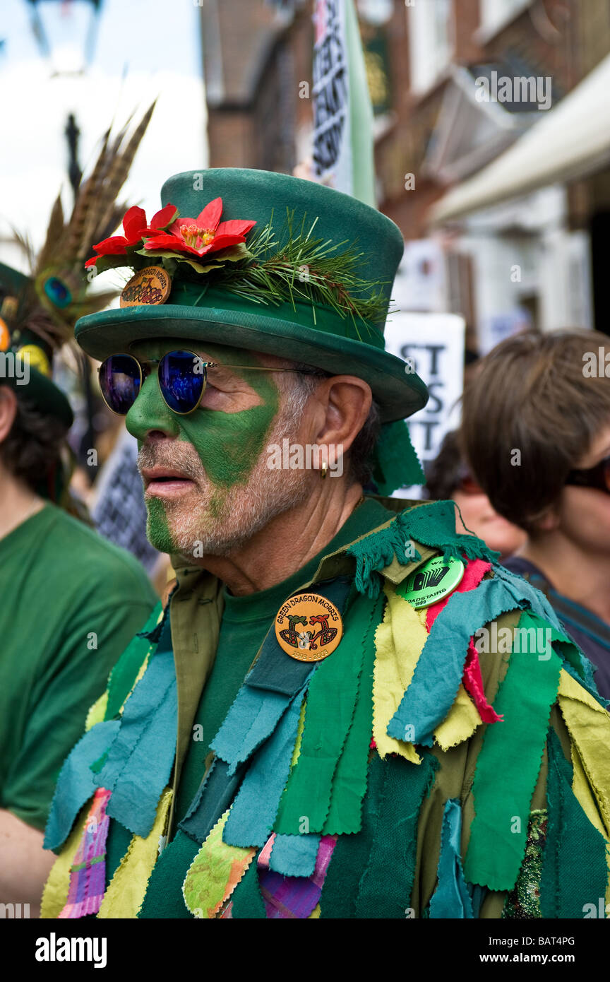 Ein Mitglied der grünen Drachen Morris Seite an der Sweeps Festival Stockfoto