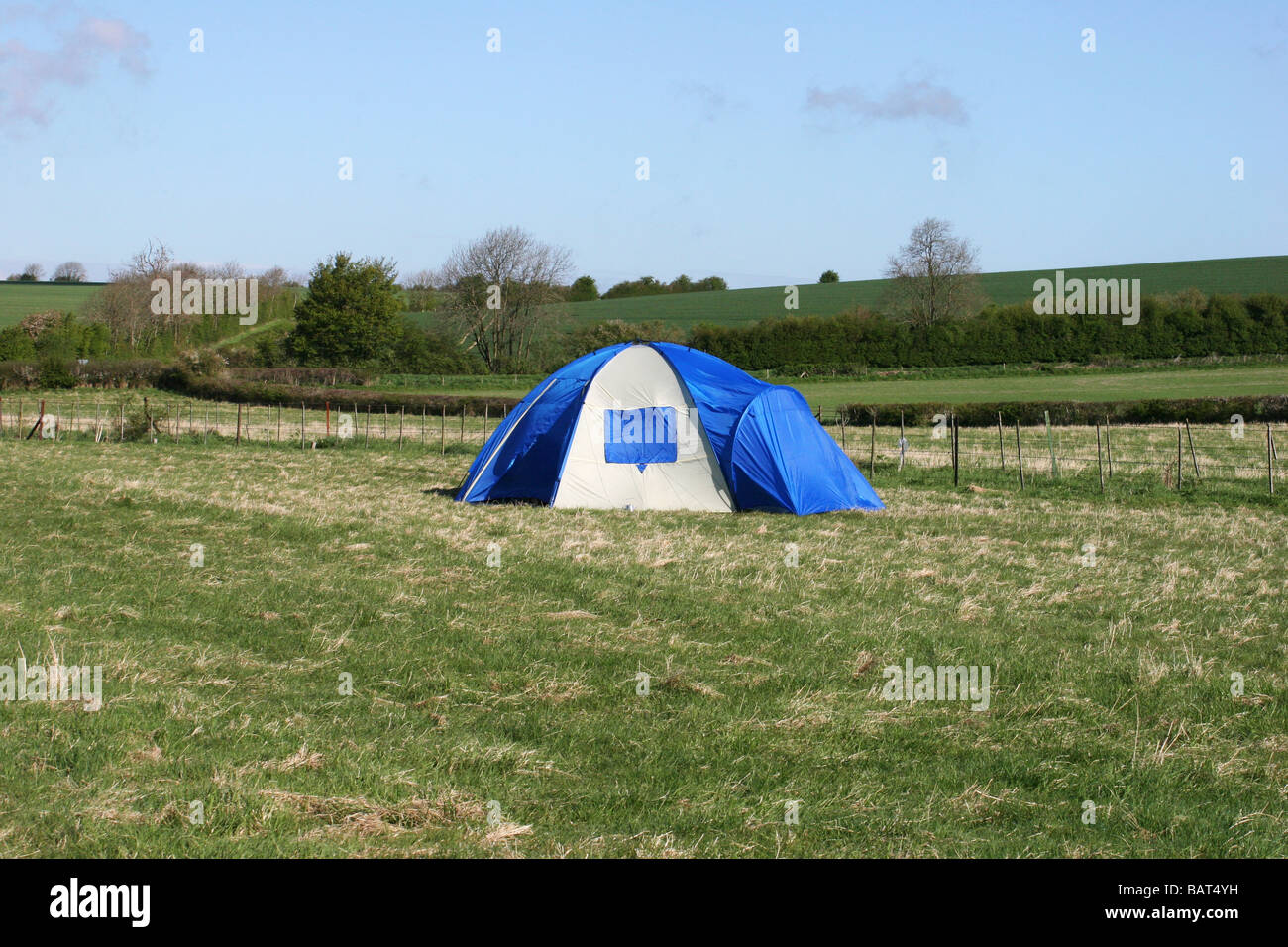Camping Zelt in einem Feld mit blauem Himmel Stockfoto