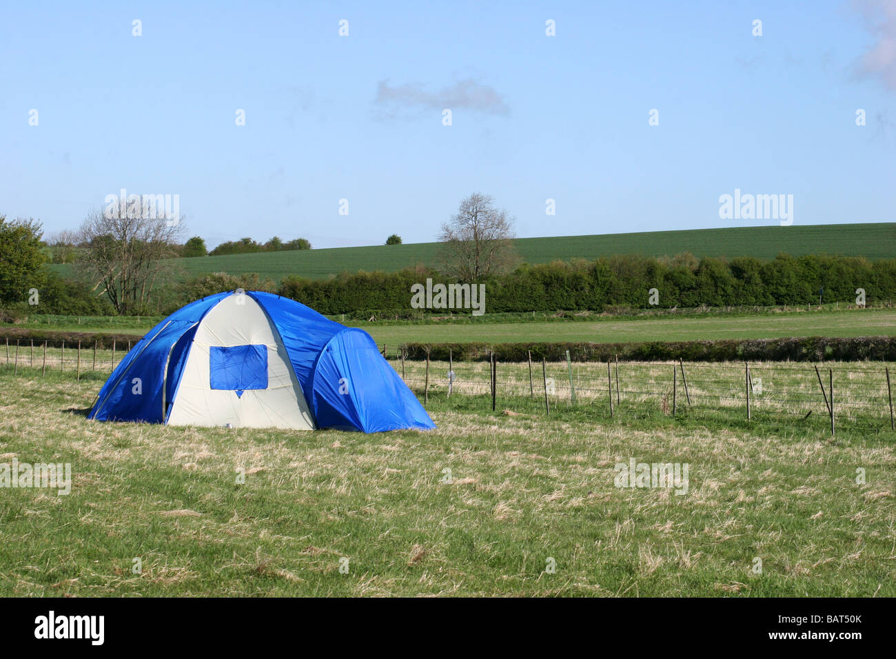 Camping Zelt in einem Feld mit blauem Himmel Stockfoto