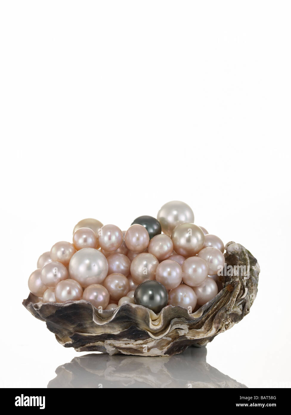 Perlen und schwarzen Perlen auf Schale Stockfoto