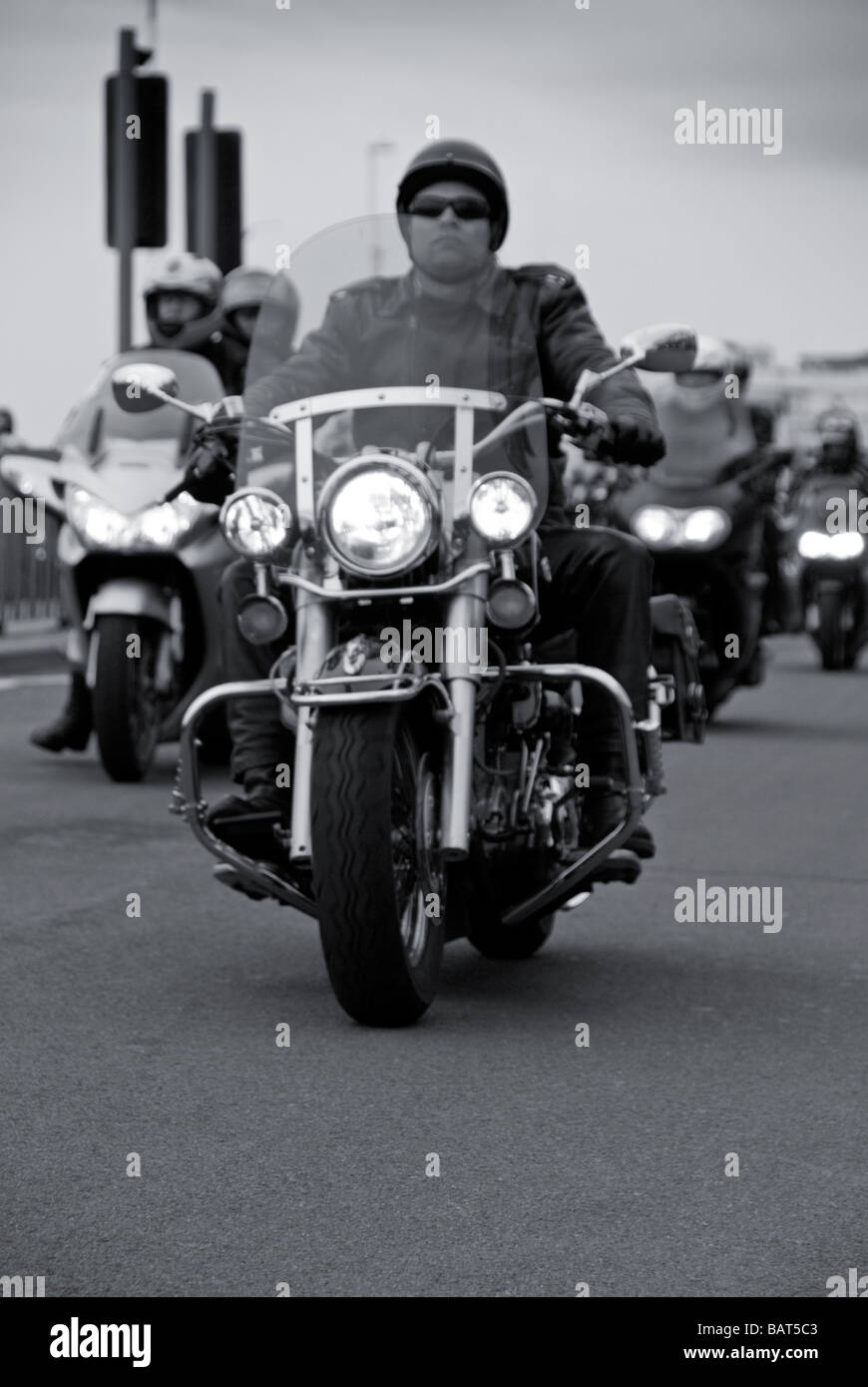 Biker hinab auf der Meer Hastings in West Sussex für die möglicherweise Bank Holiday Montag Stockfoto