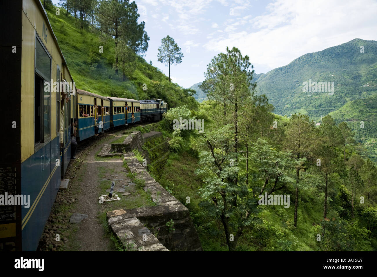 Zug und Wagen auf der Kalka-Shimla Railway. Shimla, Indien. Stockfoto