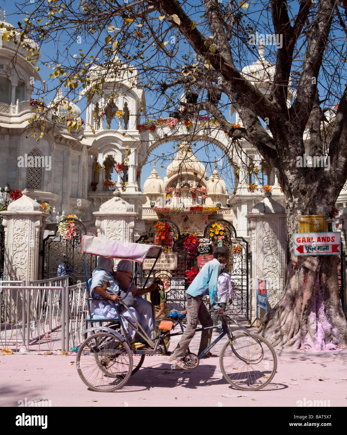 Fahrradrikscha außerhalb der Hase Krisna Tempel Mathura Uttar Pradesh Indiens Stockfoto