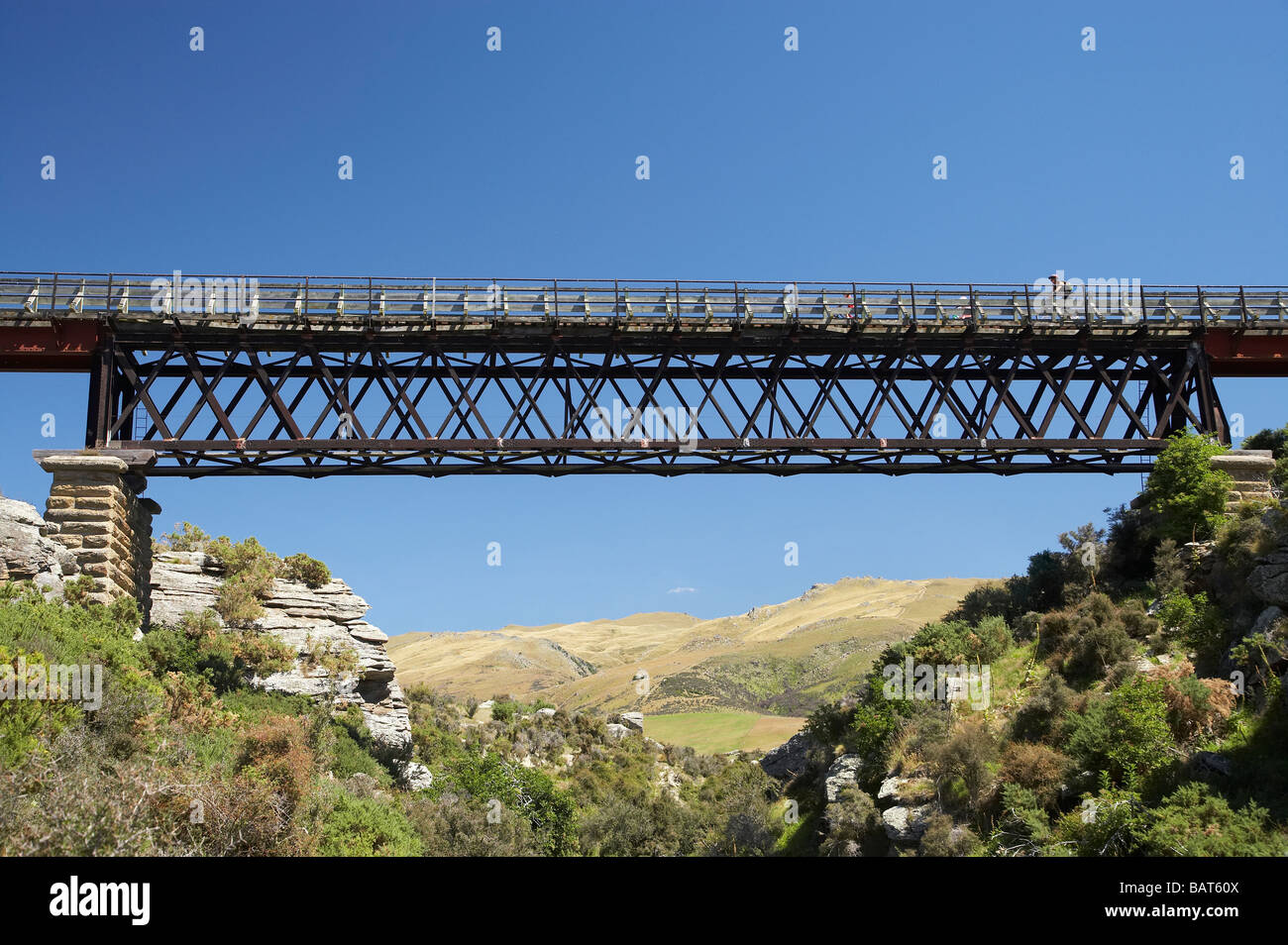 Radfahrer auf Five Mile Creek Bridge Otago Central Rail Trail in der Nähe von Hyde Central Otago Neuseeland Südinsel Stockfoto