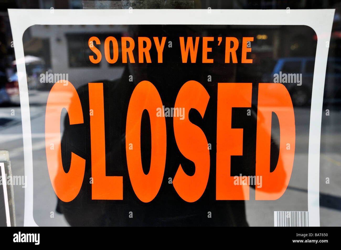 Ein "sorry, wir sind geschlossen" Schild im Fenster ein Geschäft in New York City. Stockfoto