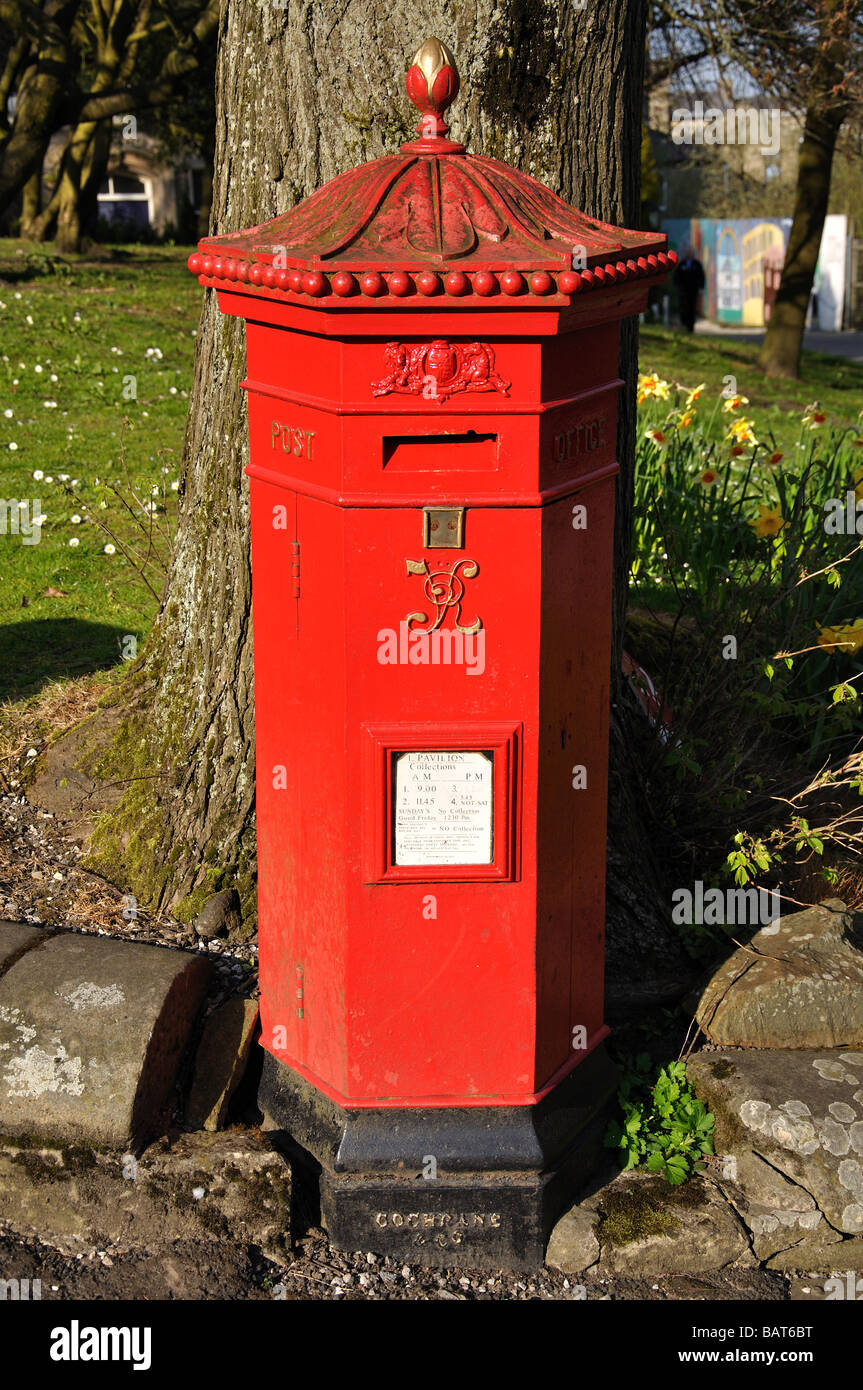 Viktorianischen roten Briefkasten, The Square, Buxton, Derbyshire, England, Vereinigtes Königreich Stockfoto