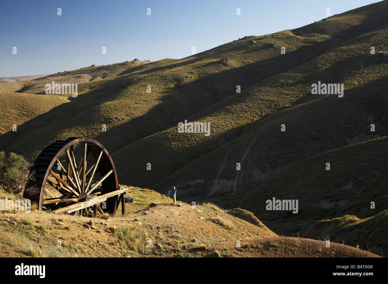 Historischen Wasserrad Young Australian Gold Mine Carrick Range in der Nähe von Bannockburn Central Otago Neuseeland Südinsel Stockfoto