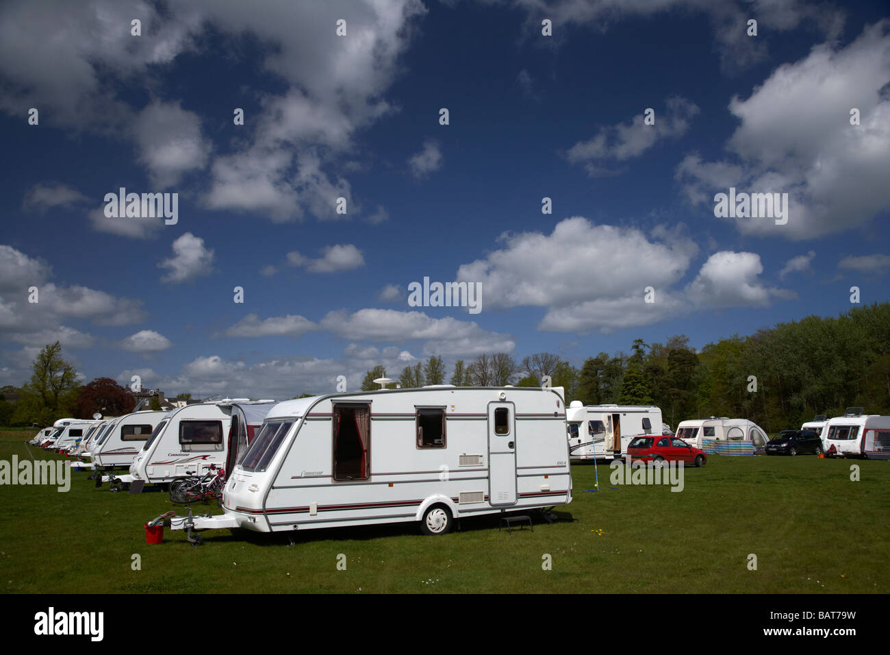 Wohnwagen und Wohnmobile auf einem Campingplatz in County Armagh Nordirland Vereinigtes Königreich Stockfoto