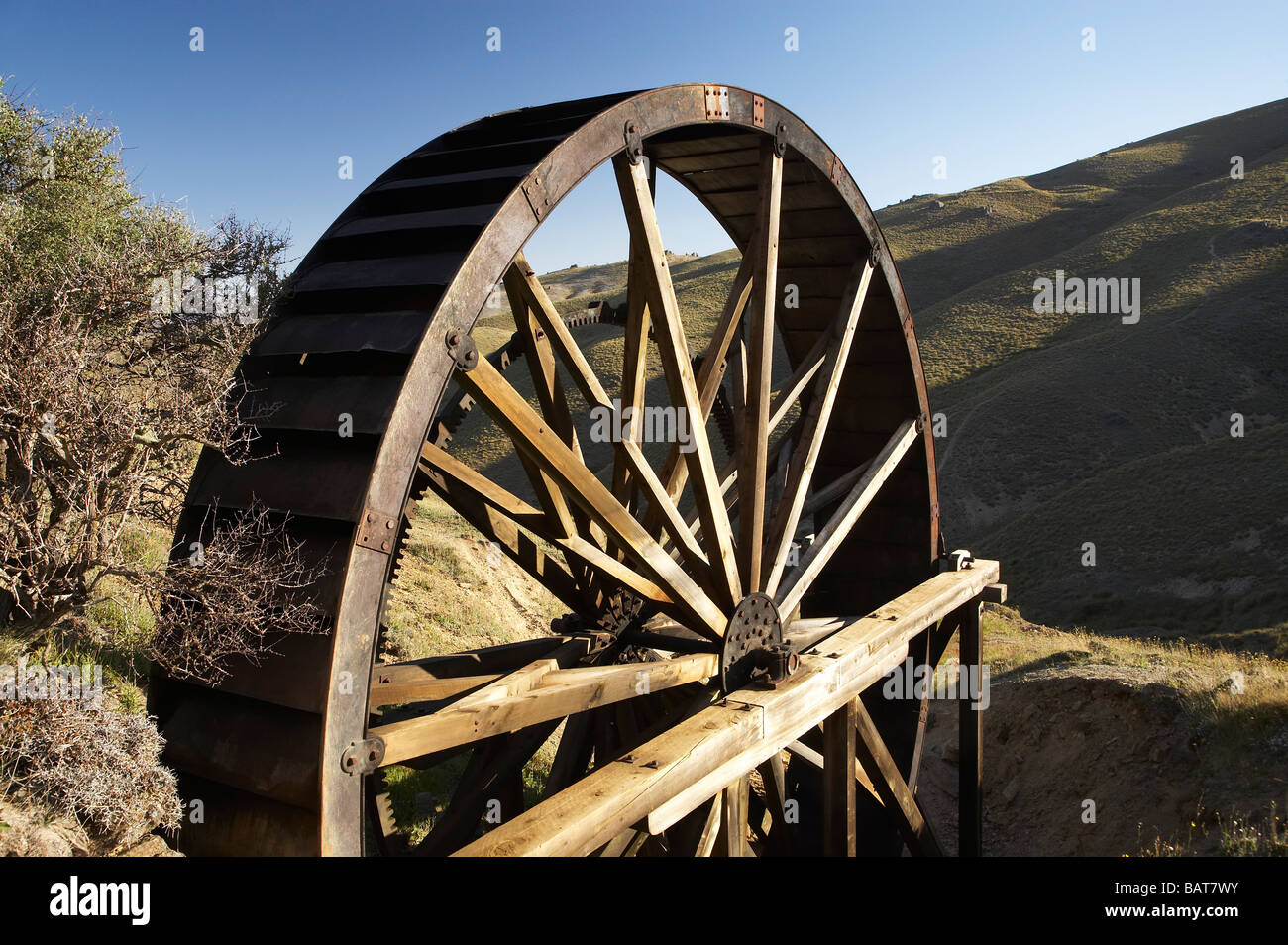 Historischen Wasserrad Young Australian Gold Mine Carrick Range in der Nähe von Bannockburn Central Otago Neuseeland Südinsel Stockfoto