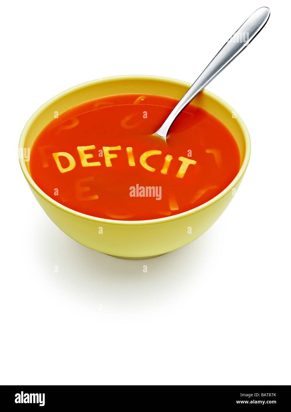 Tomatensuppe mit Alphabet Pasta bilden Wort Defizit Stockfoto