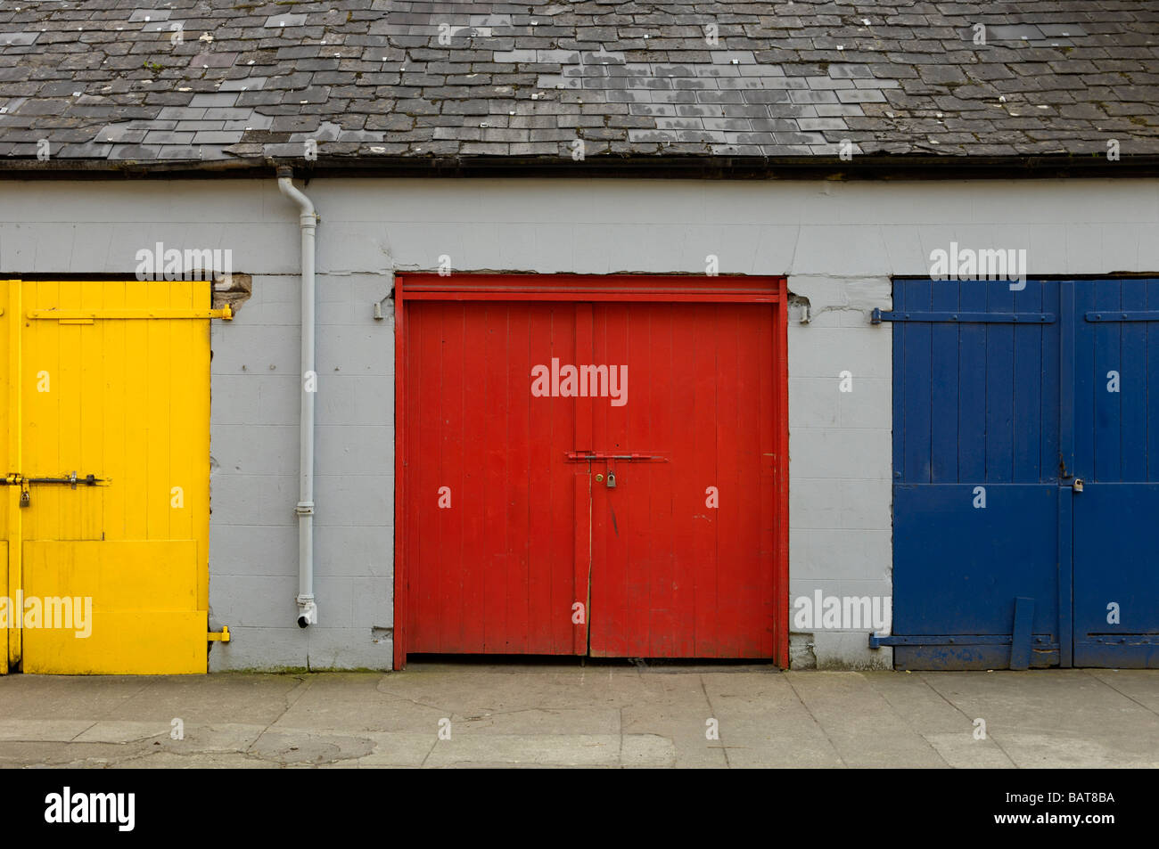 Bunt bemalte Garagentore Stockfoto