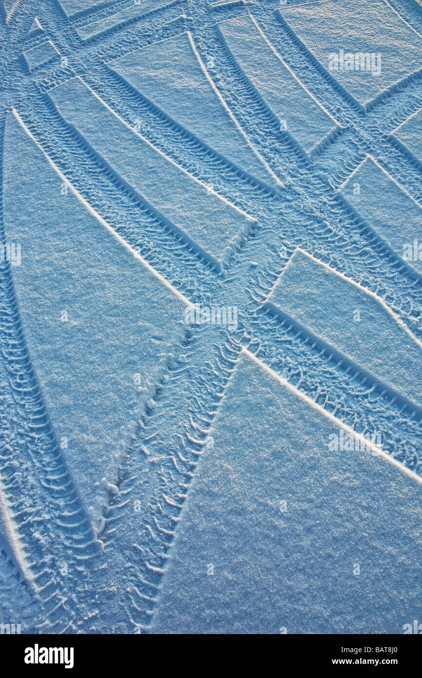 Rad-Wanderwege von Reifen in den Frost-Schnee Stockfoto