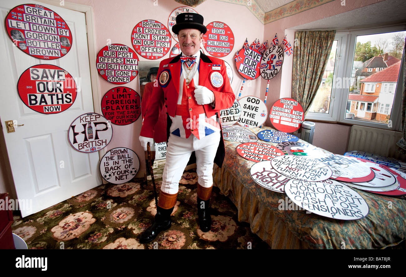 Das traditionelle Symbol des englischen Patriotismus John Bull richtiger Name Ray Eagan in seinem Haus in Birmingham England UK Stockfoto