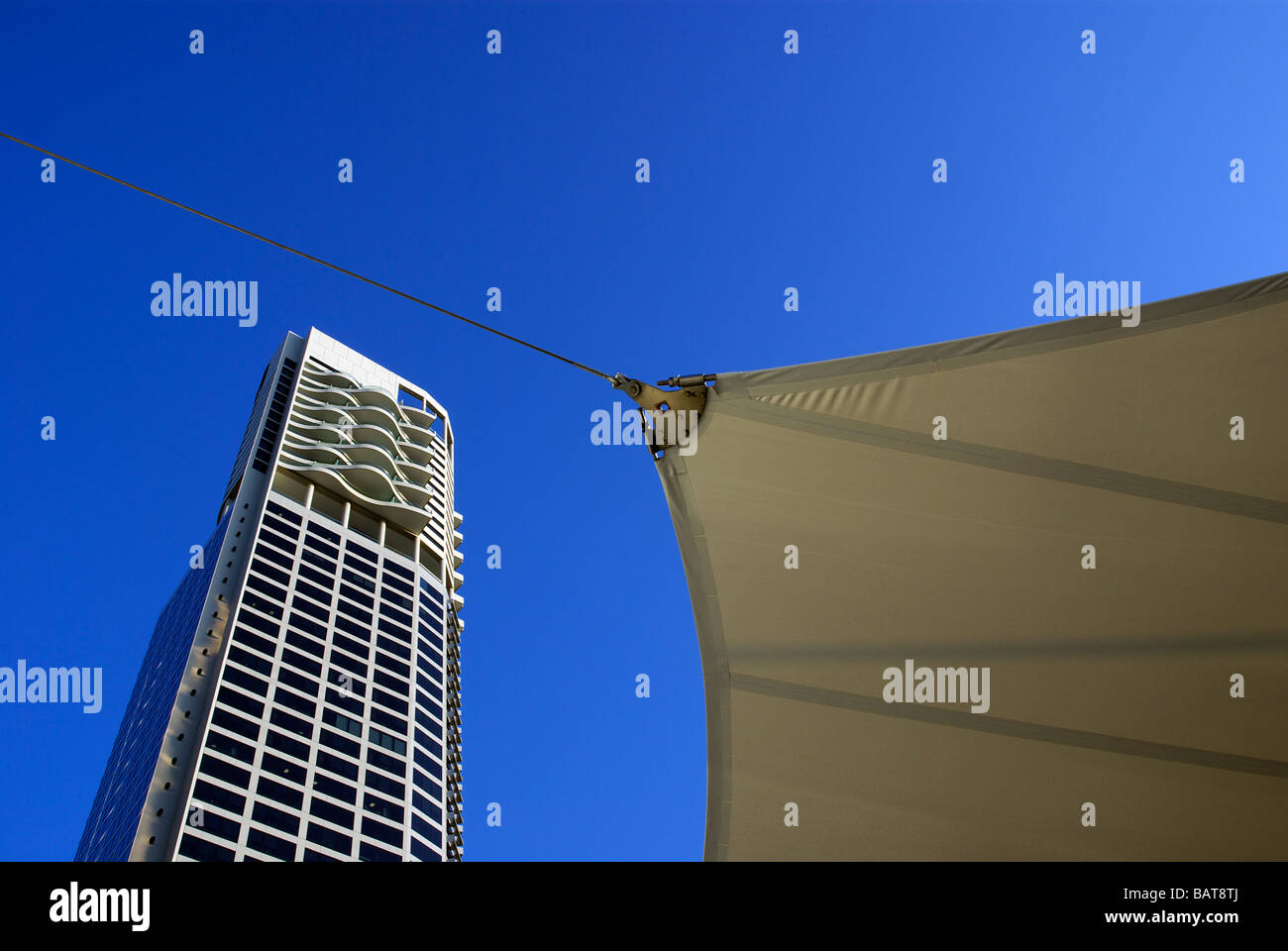 Segel und Wolkenkratzer Stockfoto