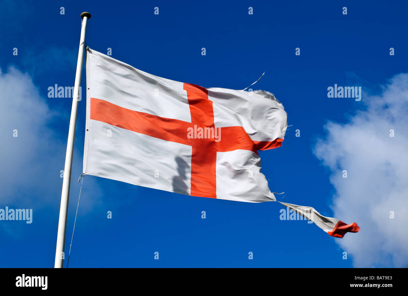 Eine zerrissene Flagge von St. George der englischen Schutzpatron. Stockfoto