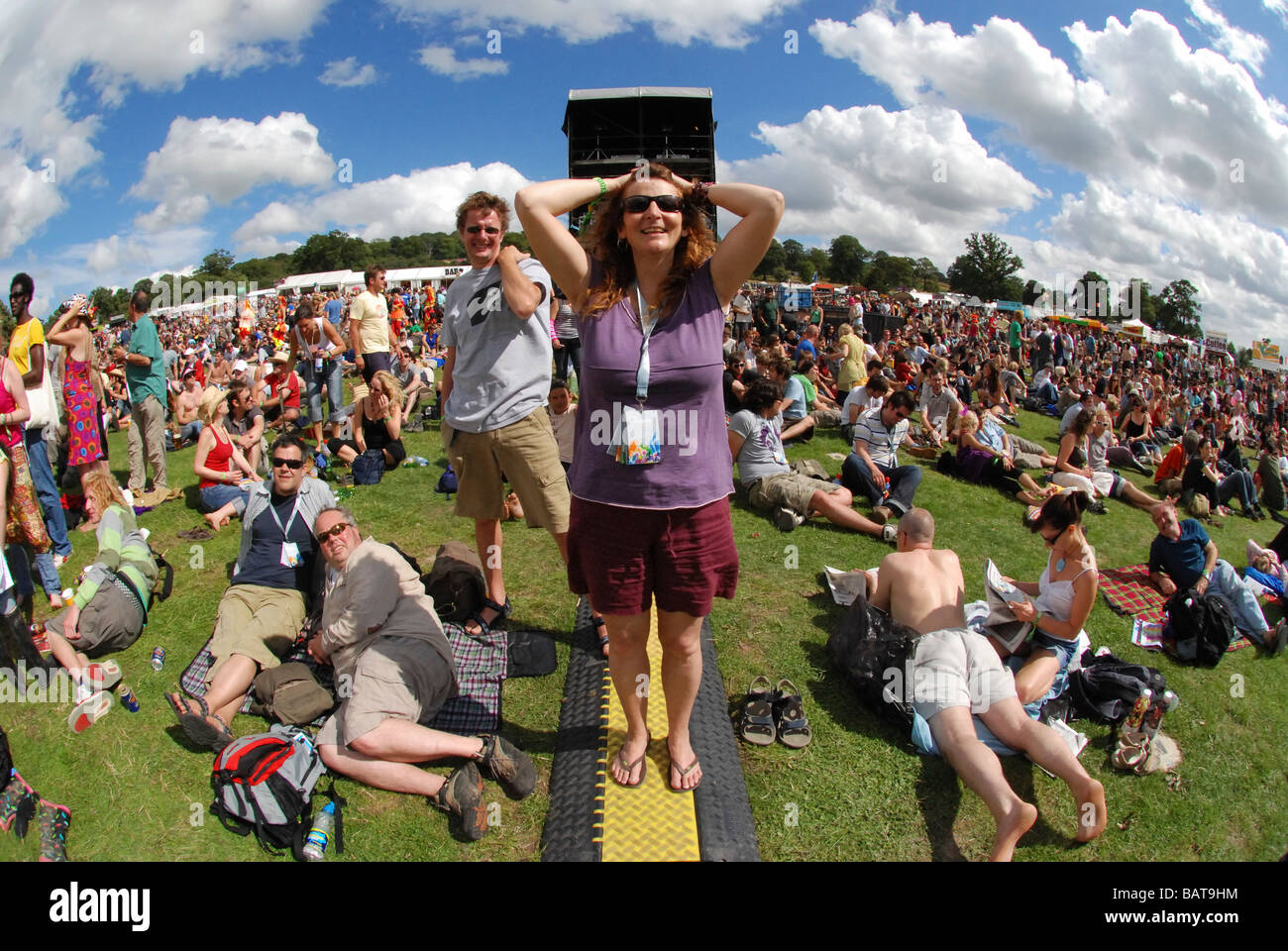 Big Chill Festival Frau steht & wartet in Menge, während Wolken von scud Stockfoto