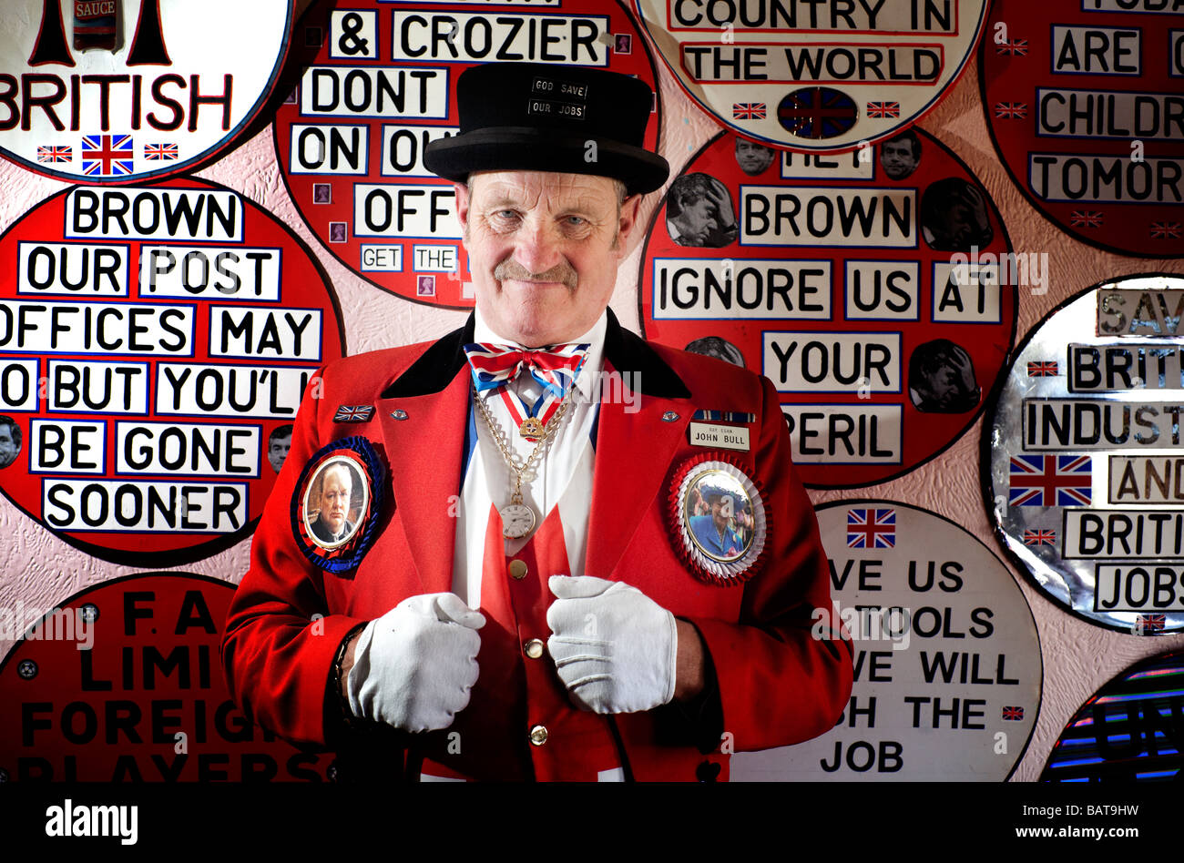 Das traditionelle Symbol des englischen Patriotismus John Bull richtiger Name Ray Eagan in seinem Haus in Birmingham England UK Stockfoto