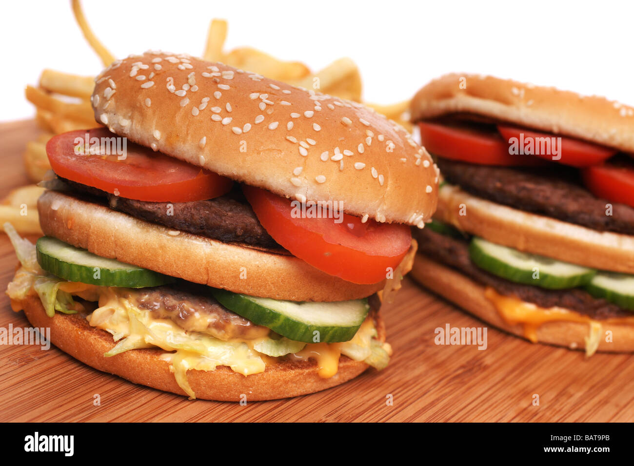 Hamburger mit Pommes Frites auf einer Holzplatte Stockfoto