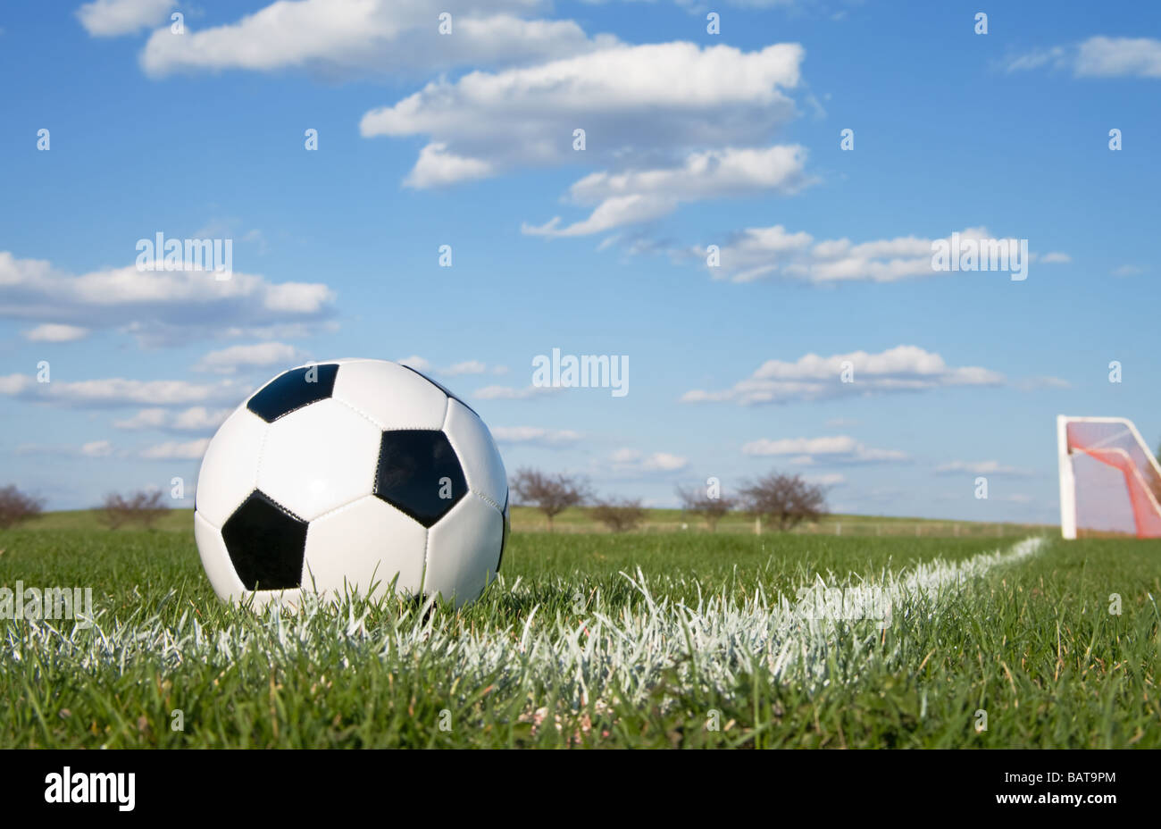 Fußball im Eckbereich Pitch gegen blauen Himmel Stockfoto