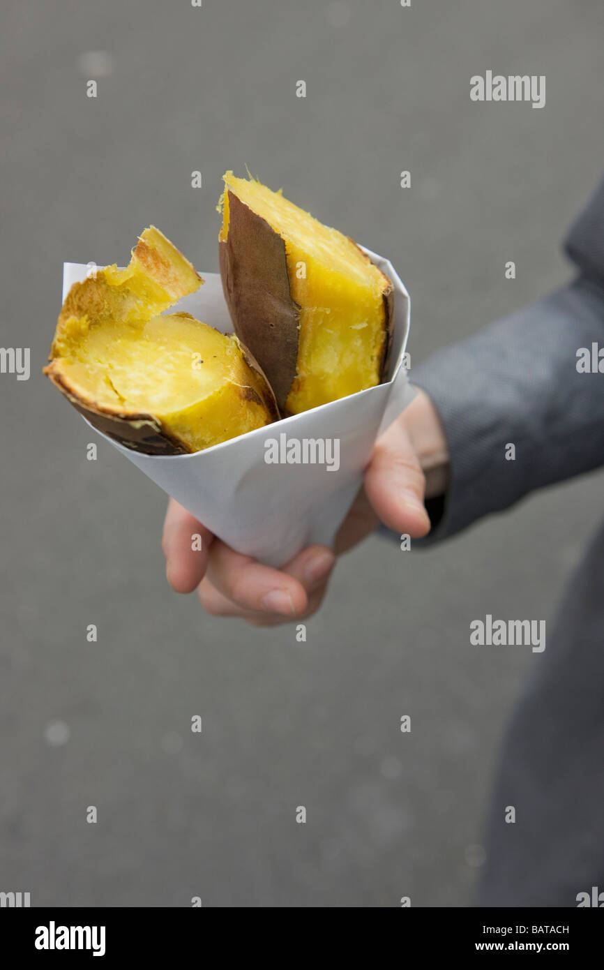 heiße Kartoffel - Fast-Food in einer Papier-Membran Stockfoto