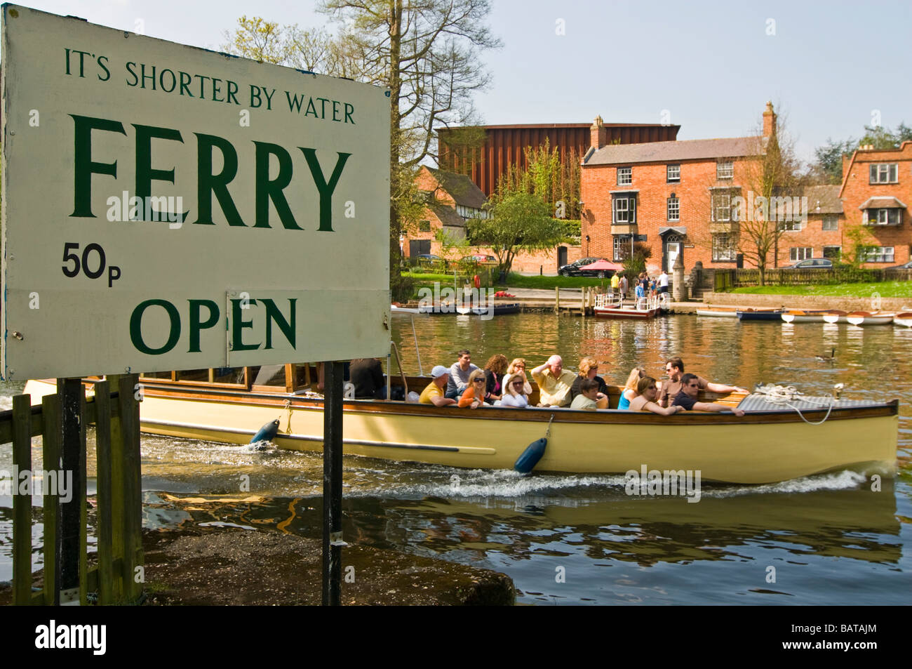 Horizontalen Weitwinkel von einem Ausflugsschiff auf einer geführten Tour voller Touristen auf dem River Avon an einem sonnigen Tag Stockfoto