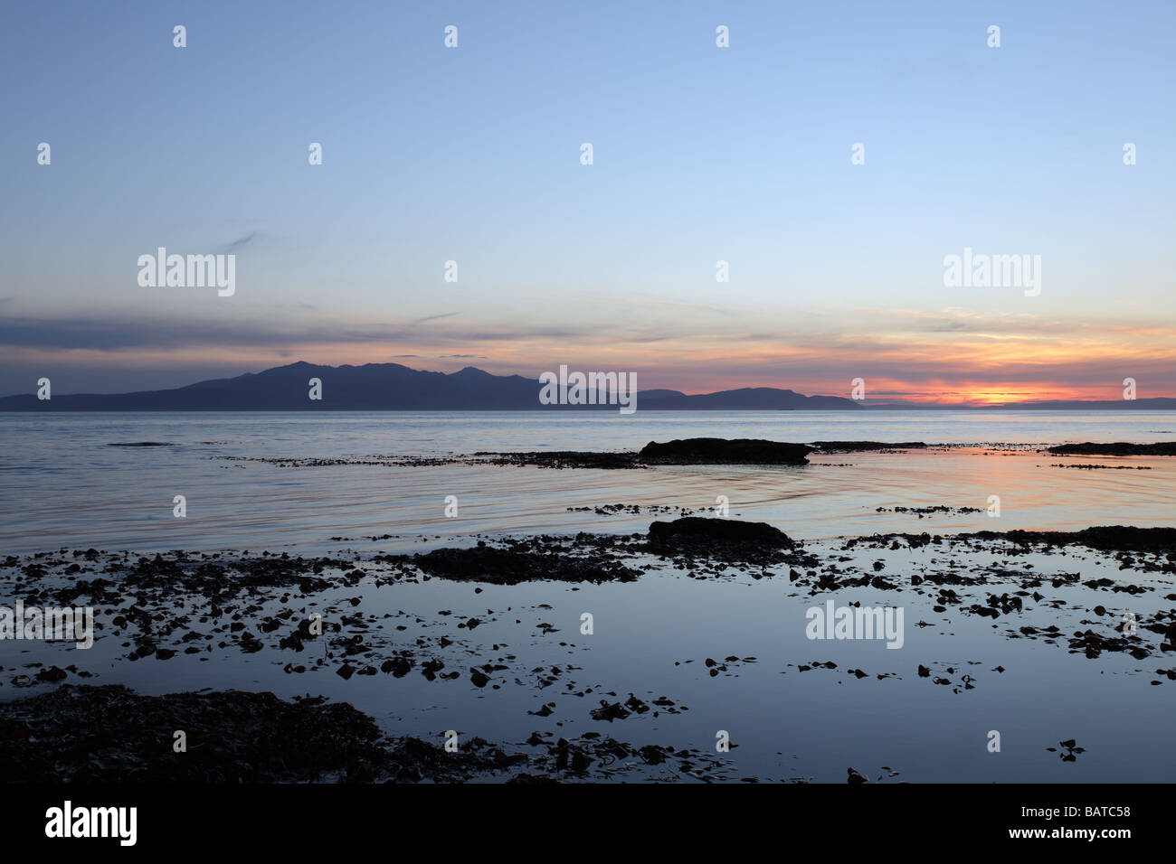 Insel Arran bei Sonnenuntergang im Firth of Clyde von Ardrossan in North Ayrshire an der Westküste Schottlands, Großbritannien Stockfoto